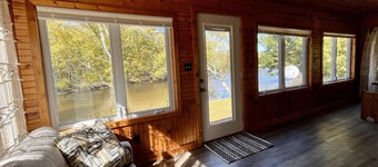 Riverfront Retreat | Fire, Sunroom, Kayaks, Tubes