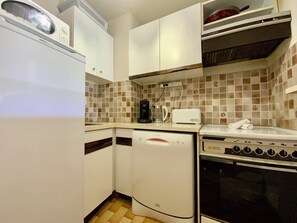 Frigorífico, microondas, horno y lavavajillas