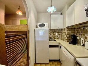 Frigorífico, microondas, horno y lavavajillas