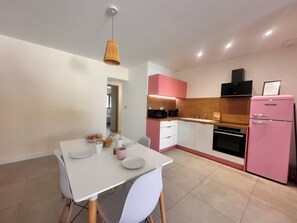 Kühlschrank, Mikrowelle, Ofen, Geschirrspüler