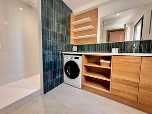 Dusch, hårtork och handdukar