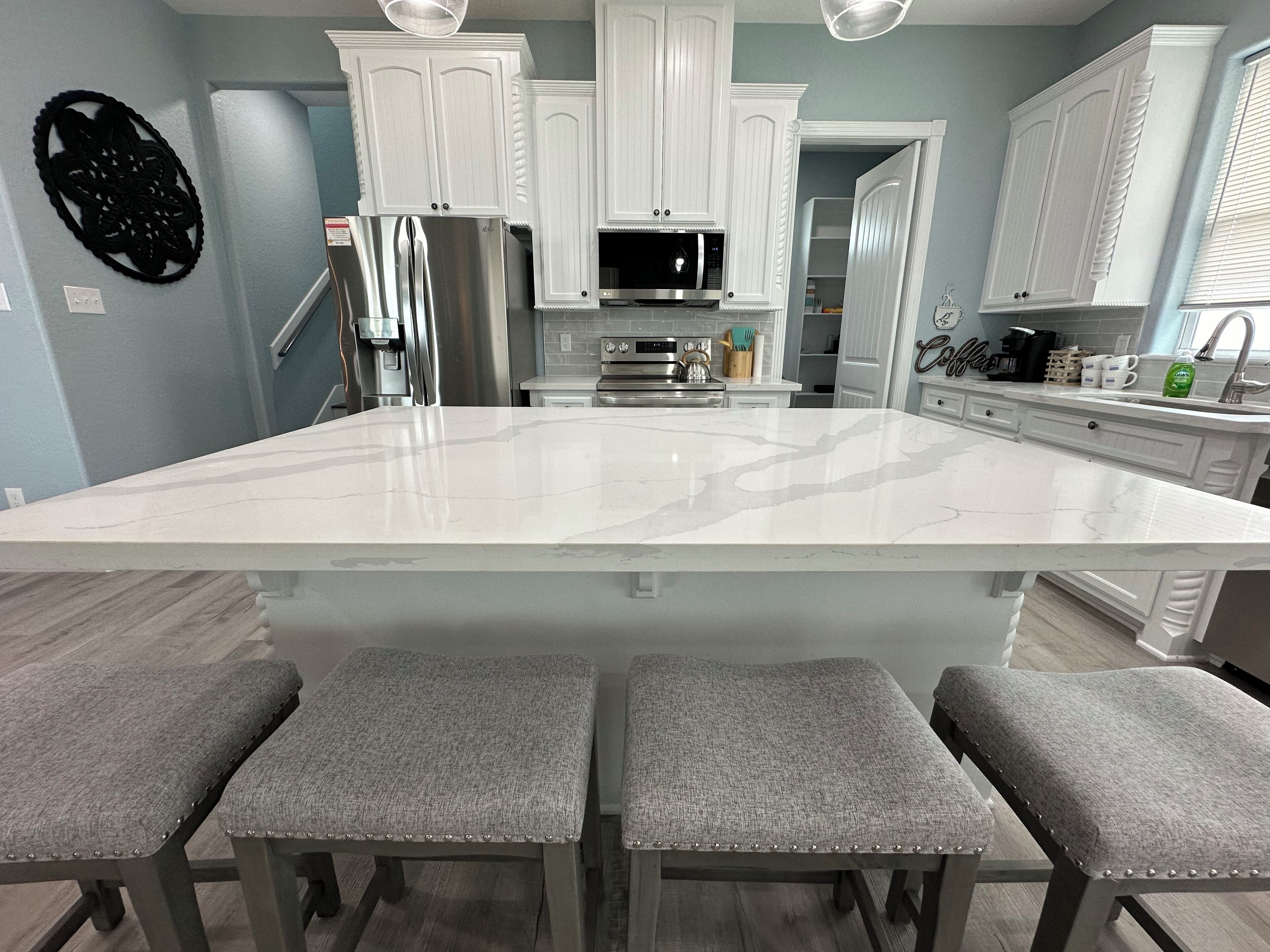 Microondas, horno, placa de cocina y lavavajillas