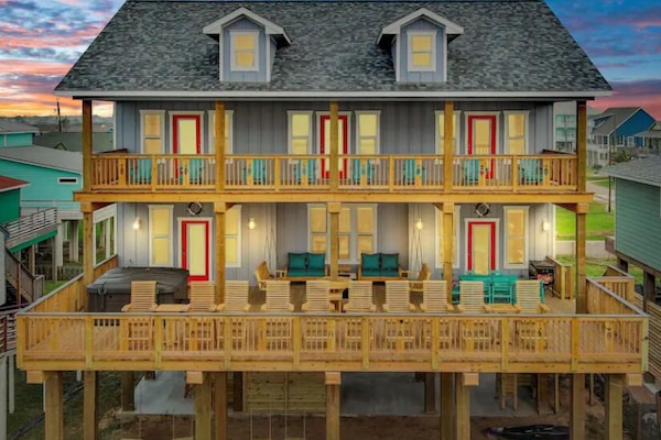 Beachfront with free 6 person golf cart. 7 person Hot Tub! Tiki bar. 30+ people