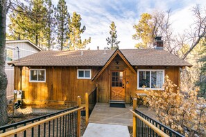 Exterior - Cozy and modern Yena Cabin in Big Bear. Family-Friendly! (Big Bear)