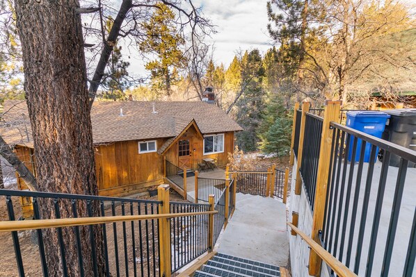 Property grounds - Cozy and modern Yena Cabin in Big Bear. Family-Friendly! (Big Bear)