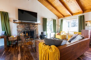 Smart TV, fireplace, video games - Cozy and modern Yena Cabin in Big Bear. Family-Friendly! (Big Bear)