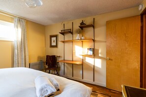 2 bedrooms, travel cot, WiFi, bed sheets