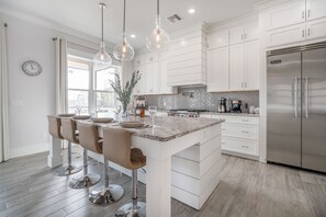 Fridge, microwave, oven, stovetop - Luxurious waterfront retreat! Bring your boat! Stunning new private pool! (Santa Rosa Beach)