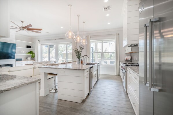 Fridge, microwave, oven, stovetop - Luxurious waterfront retreat! Bring your boat! Stunning new private pool! (Santa Rosa Beach)