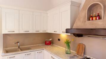 Réfrigérateur, micro-ondes, four, lave-vaisselle