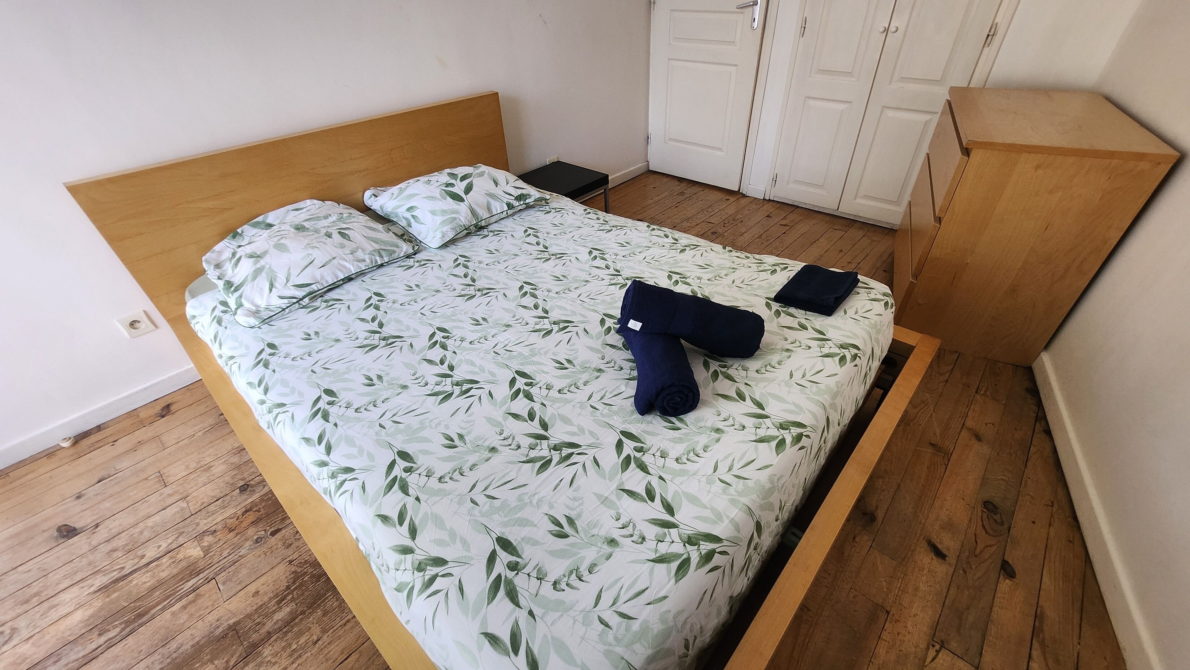 2 chambres, fer et planche à repasser, Wi-Fi, draps fournis