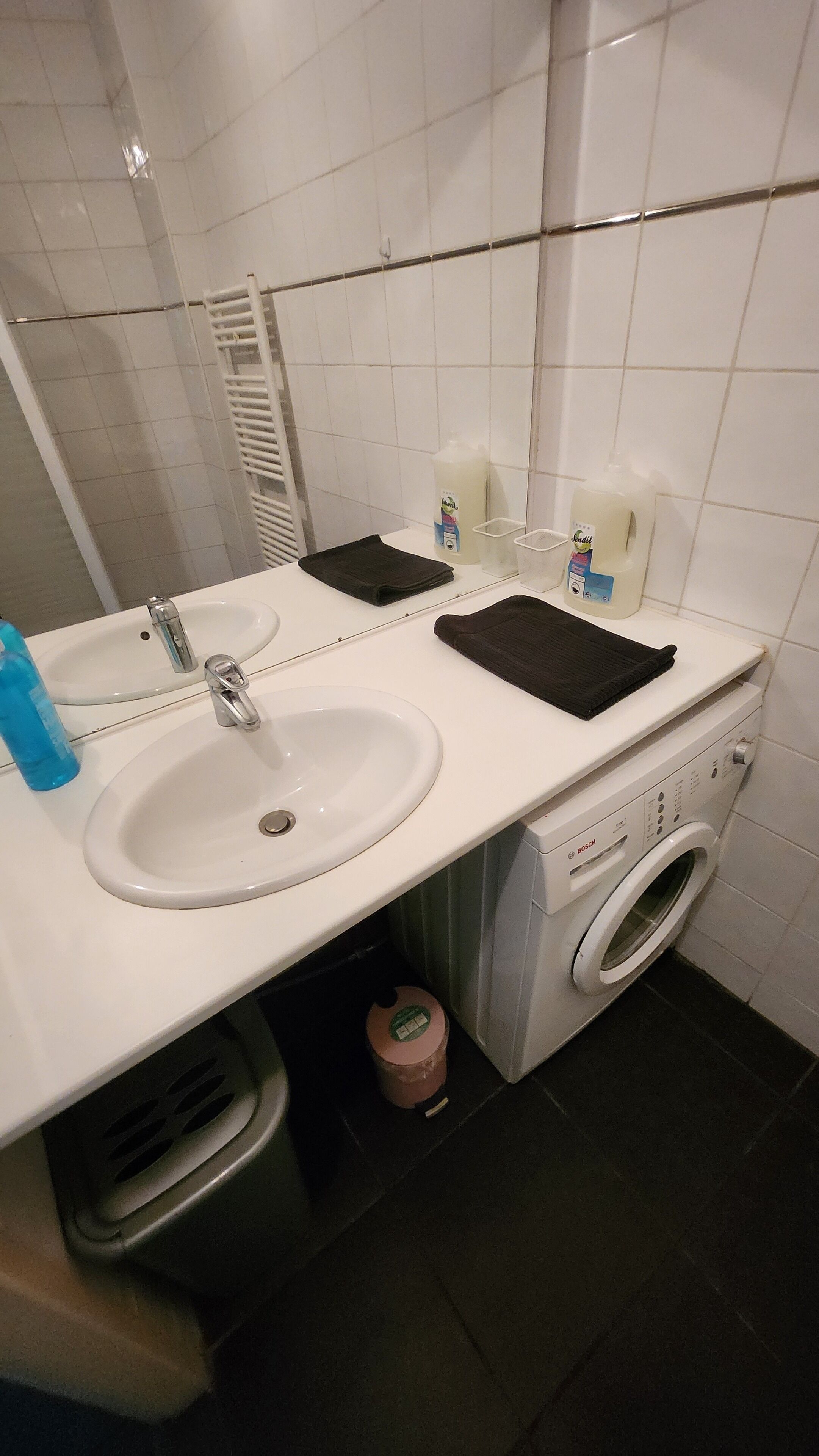 Sèche-cheveux, serviettes fournies, savon, shampoing