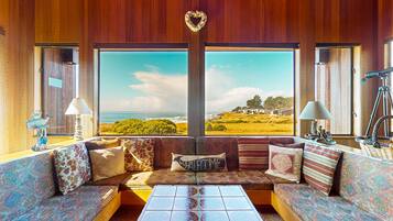 Una televisión, un reproductor de DVD, un futbolín