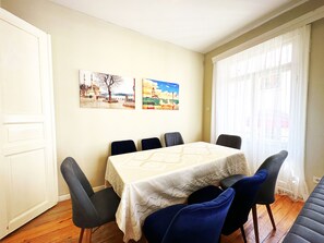 Bloc d'apartaments estàndard | 4 dormitoris, planxa i posts de planxar i roba de llit 