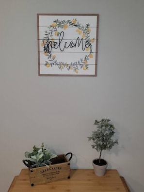 Interior - Vintage Vibes, Modern Comfort Near UNMC (Omaha)