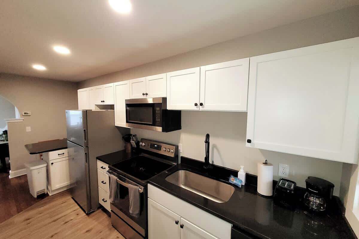 Kjøleskap, mikrobølgeovn, ovn og kokeplater