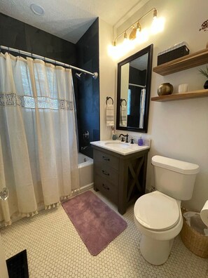 Douche, séchoir à cheveux, serviettes fournies, shampooing
