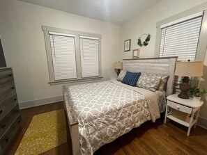 4 bedrooms, desk, iron/ironing board, WiFi - Historic Midtown Expanse Near Old Market (Omaha)