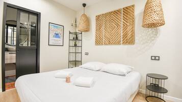 1 slaapkamer, een strijkplank/strijkijzer, reisbedje, beddengoed