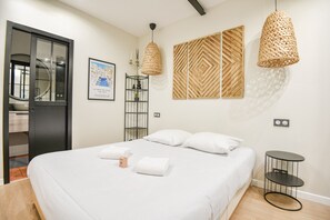 1 dormitorio, tabla de planchar con plancha, cuna de viaje
