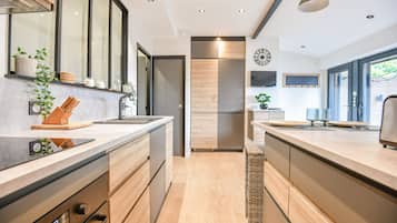 Kühlschrank, Mikrowelle, Ofen, Herdplatte