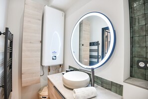 Ducha, secador de pelo y toallas