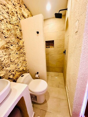 Een douche, handdoeken, zeep, toiletpapier