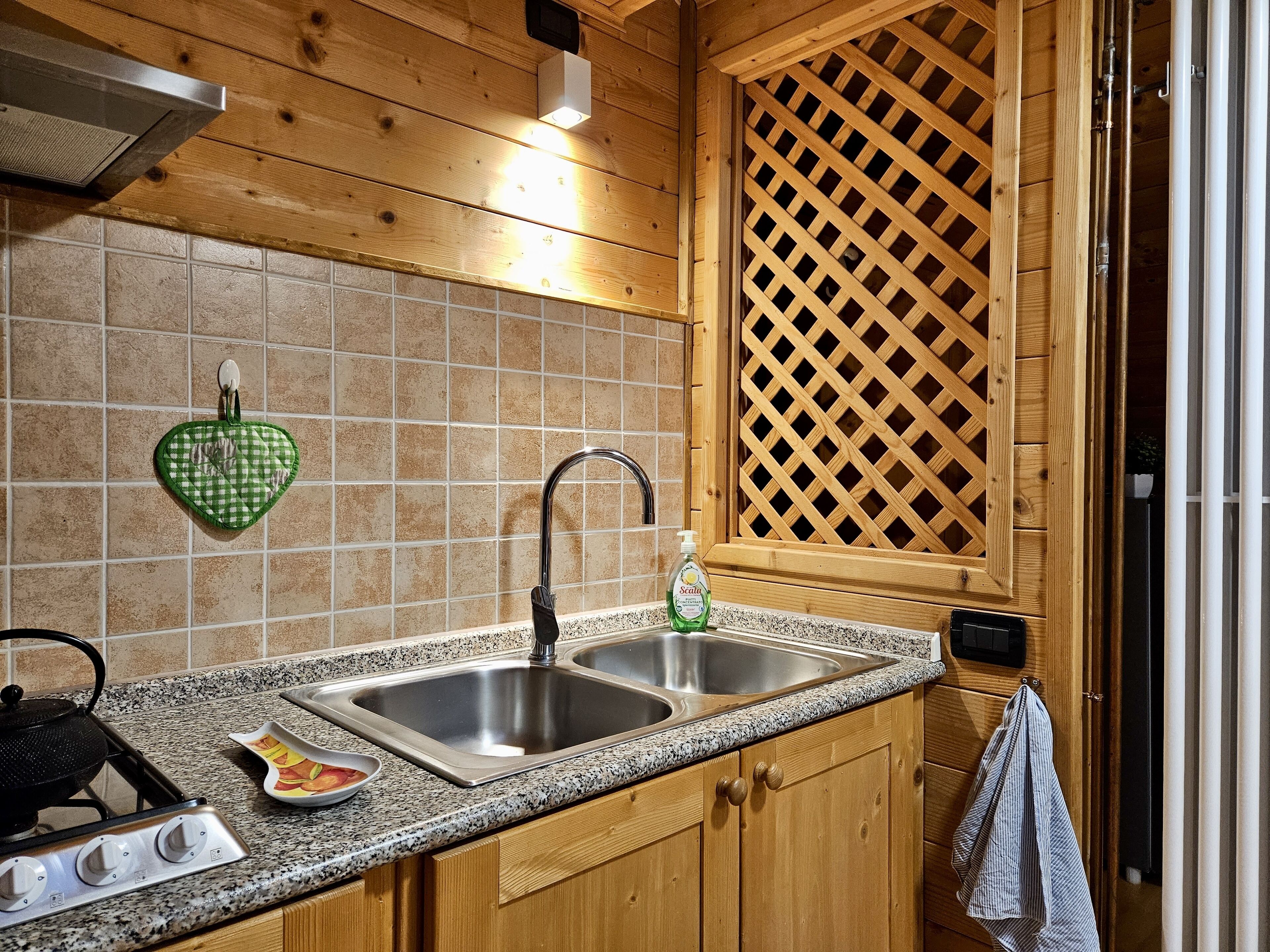 Kühlschrank, Herdplatte, Kochgeschirr/Geschirr/Besteck, Gewürze