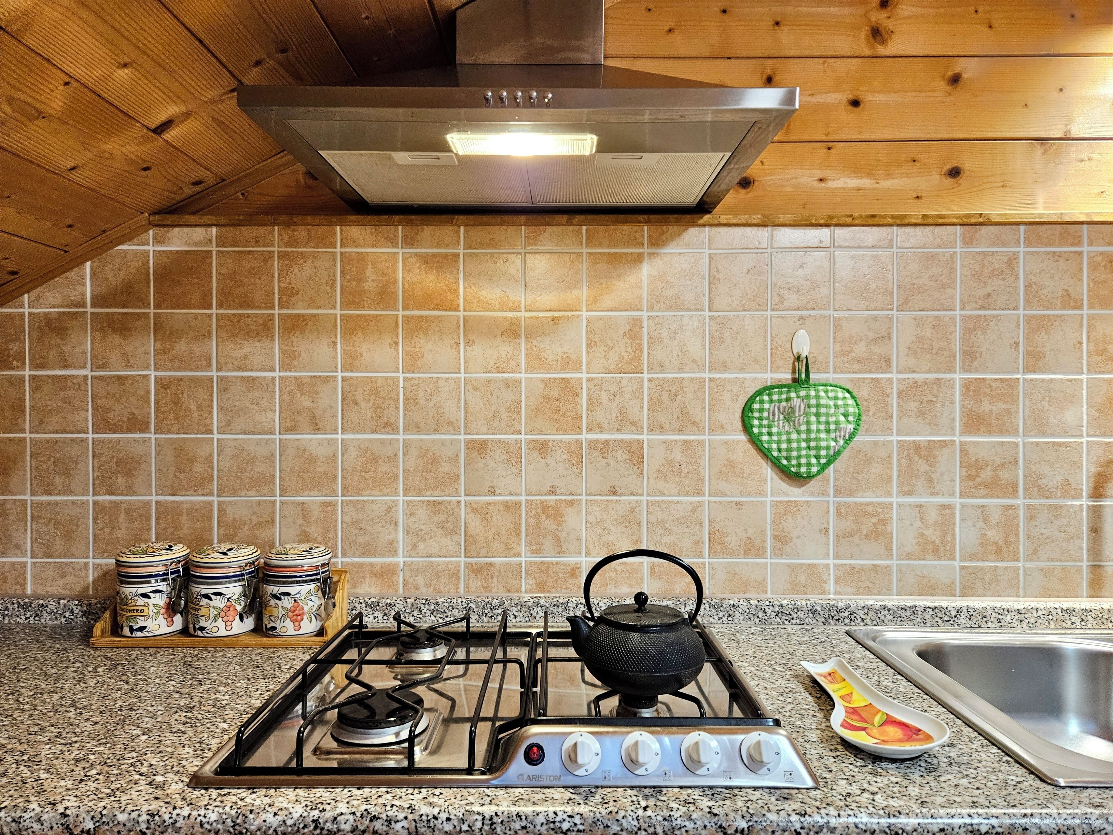 Kühlschrank, Herdplatte, Kochgeschirr/Geschirr/Besteck, Gewürze