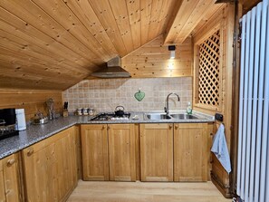 KĂŒhlschrank, Herdplatte, Kochgeschirr/Geschirr/Besteck, GewĂŒrze