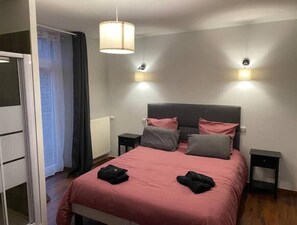 4 chambres, bureau, chambres insonorisées, fer et planche à repasser