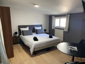 4 bedrooms, desk, soundproofing, iron/ironing board