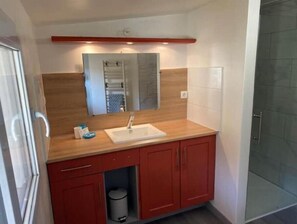 Douche, articles de toilette gratuits, sèche-cheveux