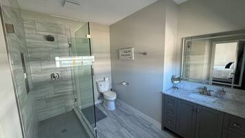 Secador de cabelo, toalhas de banho, sabonete, papel higiênico