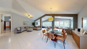 TV, stereo - Tropical Paradise w/ 7 bedrooms and 6 baths (Toa Alta)