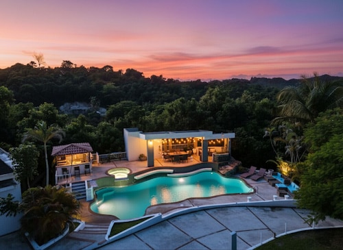 Tropical Paradise w/ 7 bedrooms and 6 baths