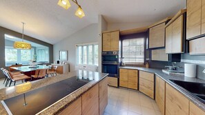 Kjøleskap, mikrobølgeovn, ovn og oppvaskmaskin