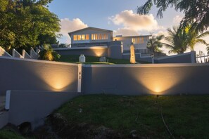 Property grounds - Tropical Paradise w/ 7 bedrooms and 6 baths (Toa Alta)