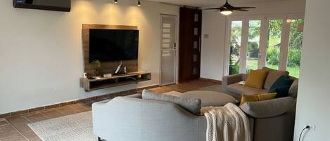 Smart TV, books, stereo, offices