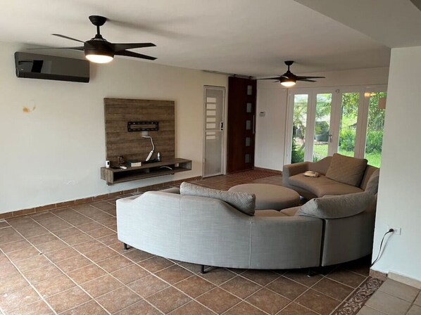 Smart TV, books, stereo, offices