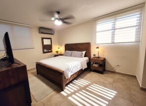 4 habitaciones, escritorio y tabla de planchar con plancha 