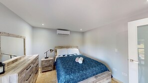 5 bedrooms, desk, WiFi, bed sheets