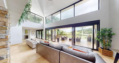 Unique and Luxurious 5 Bedroom Mansion