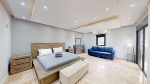 5 bedrooms, desk, WiFi, bed sheets