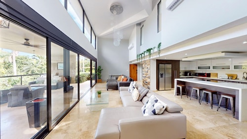 Unique and Luxurious 5 Bedroom Mansion