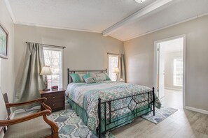 5 bedrooms, iron/ironing board, free WiFi, bed sheets - Newly Remodeled 5BR/3BA Home (Muncie)