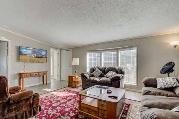 Living area - Newly Remodeled 5BR/3BA Home (Muncie)