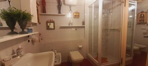 Dusj, hårføner, bidé og håndklær