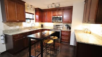 冰箱、微波炉、烤箱、炉灶