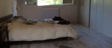 3 quartos, ferros/tábuas de passar roupa, Wi-Fi, roupa de cama
